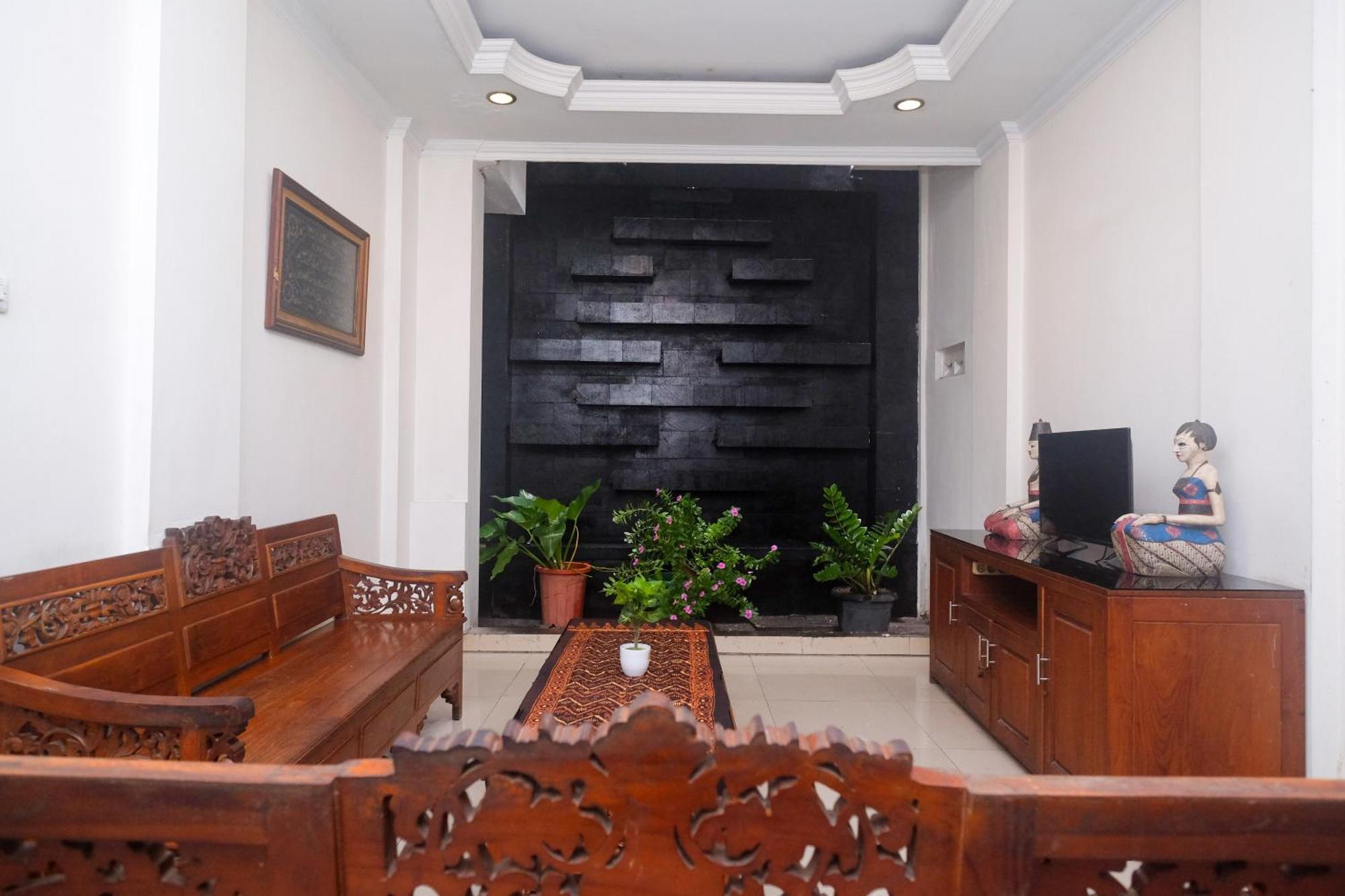 Urbanview Hotel Pondok Anggun Yogyakarta By Reddoorz Maguwo Exterior foto
